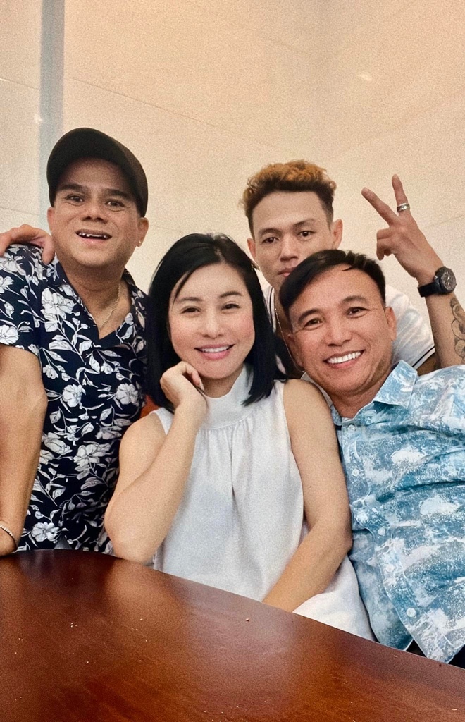 Hôm sau, Tô Hiếu còn tiếp tục góp mặt trong ekip cùng Cát Phượng đi quay, chụp hình.