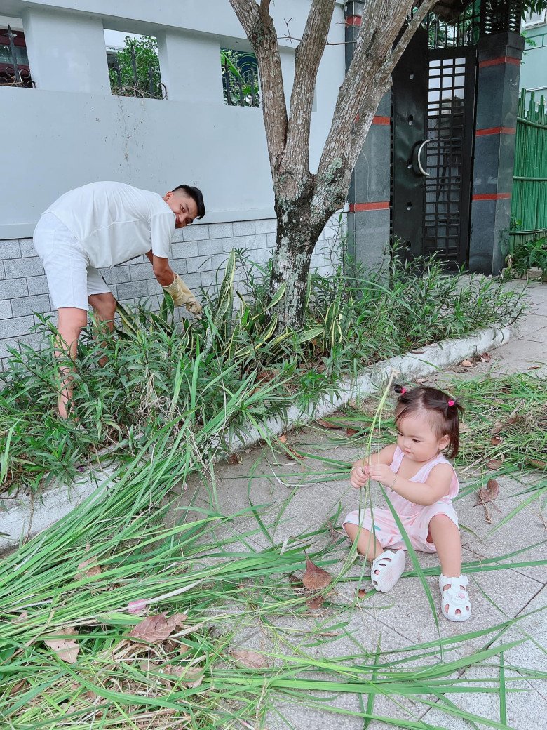 Mac Van Khoa's daughter is very big, 1 and a half years old, going to the supermarket, she knows how to scrutinize and read the ingredient list - 13