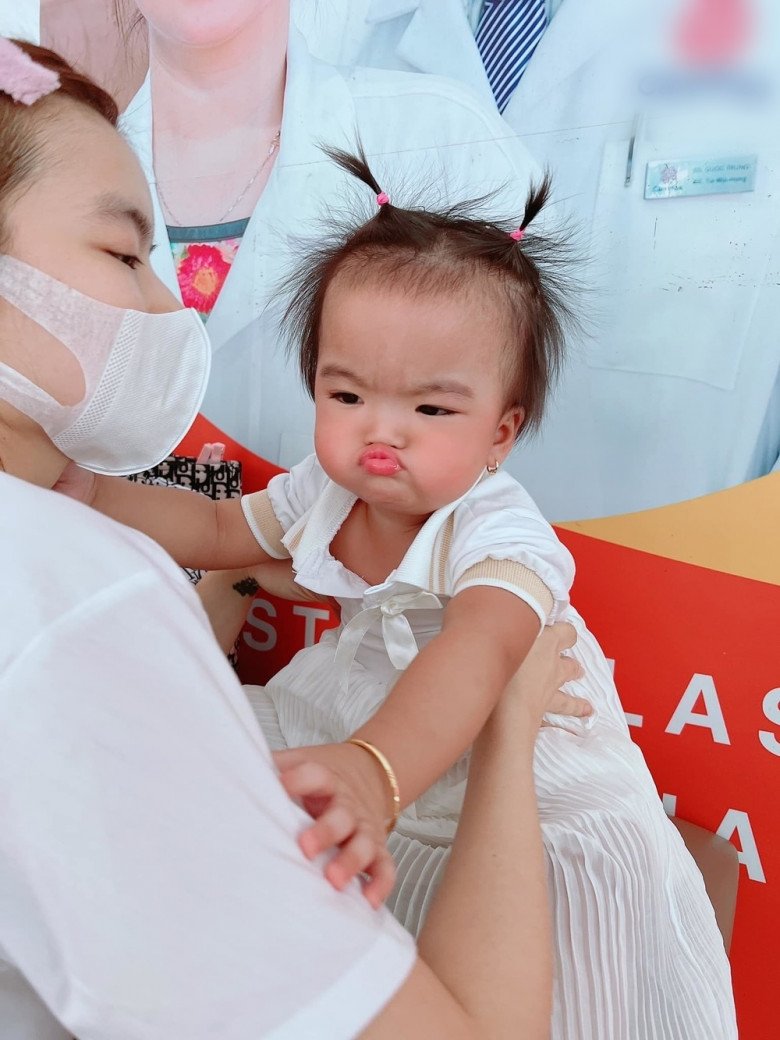 Mac Van Khoa's daughter is very big, 1 and a half years old, going to the supermarket, she knows how to scrutinize and read the ingredient list - 9