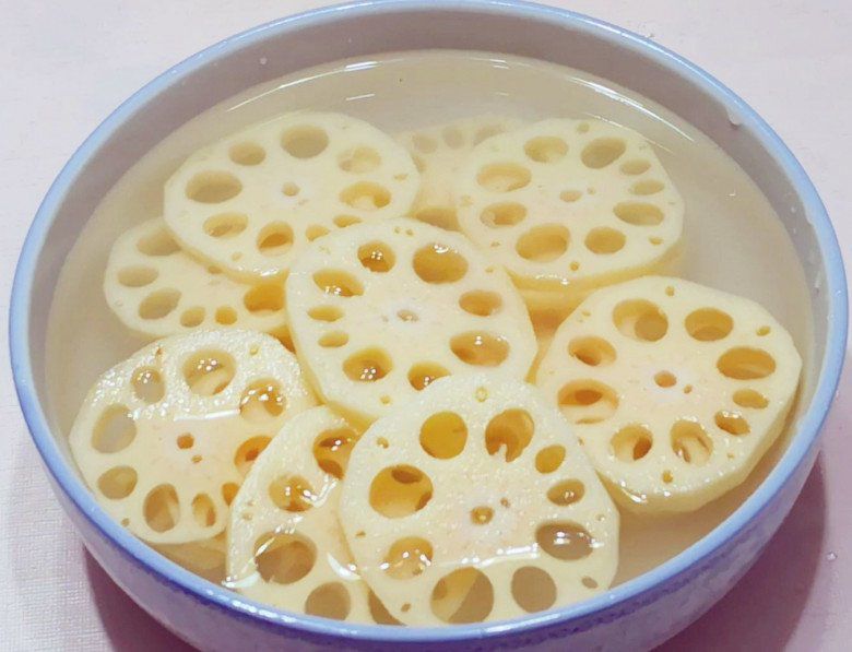 The sliced ​​lotus root is black, soaked in water for a few spoonfuls will be white and crispy - 3