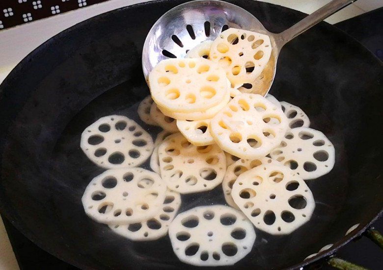 The sliced ​​lotus root is black, soaked in water for a few spoonfuls will be white and crispy - 4