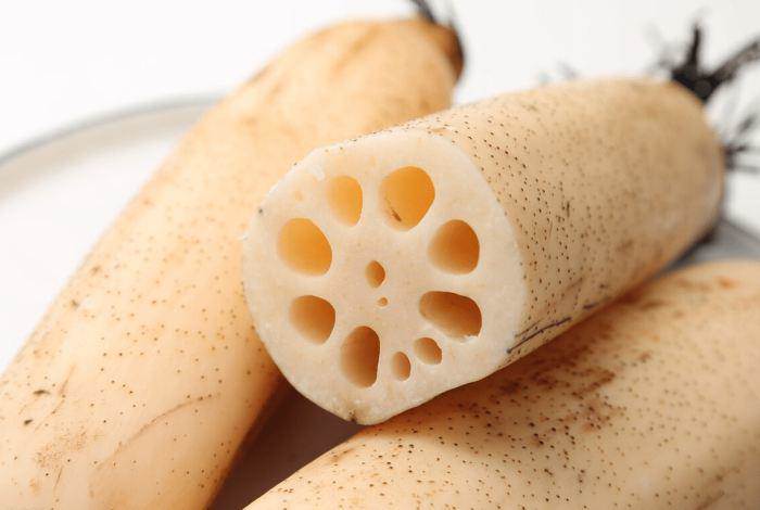 The sliced ​​lotus root is black, soaked in water for a few spoonfuls will be white and crispy - 1