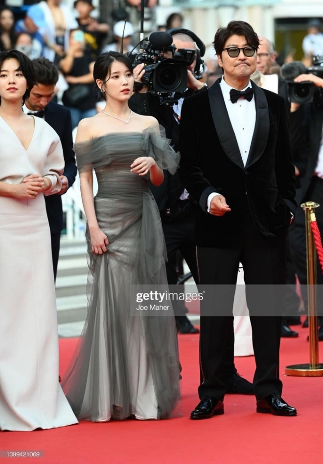 amp;#34;Nation's sisteramp;#34;  Wearing an off-shoulder dress for the first time to Cannes, the international reporter's attitude caused a fever - 3