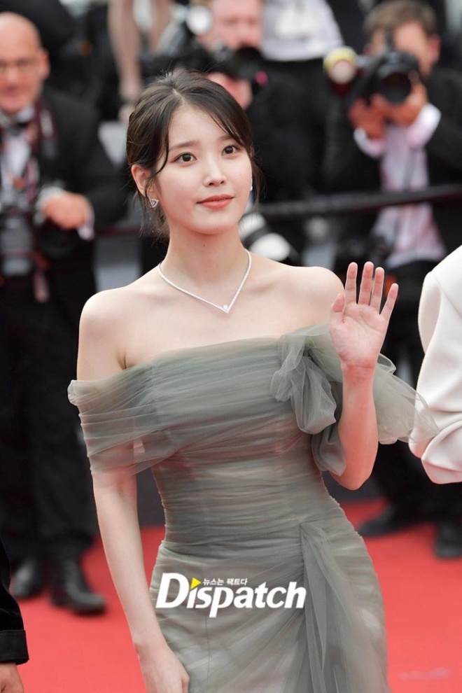 amp;#34;Nation's sisteramp;#34;  Wearing an off-shoulder dress for the first time to Cannes, the international reporter's attitude caused a fever - 6