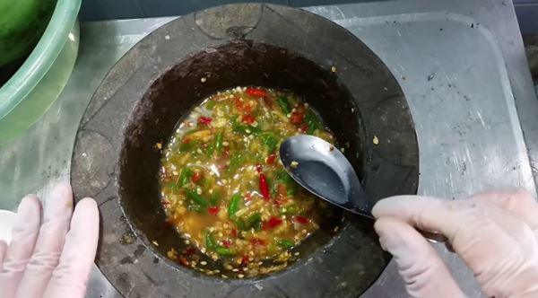 Tán nhuyễn các hỗn hợp để làm nước chấm hải sản kiểu Thái