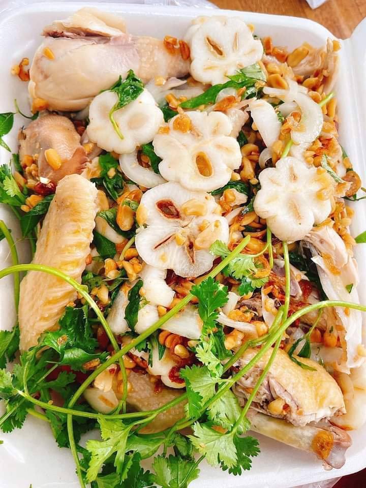 Món gỏi gà măng cụt xanh là đặc sản nổi tiếng ở Lái Thiêu, Bình Dương mà bất cứ ai cũng muốn một lần được thưởng thức