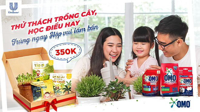 Một chút lấm bẩn khi gieo trồng, chăm bón sẽ không còn là điều khó nhọc khi mẹ có sự giúp sức từ OMO.