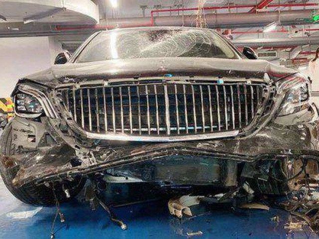 Hiện trường tan nát sau vụ Mercedes Maybach tông loạt xe máy ở hầm chung cư, sốc nhất là danh tính tài xế