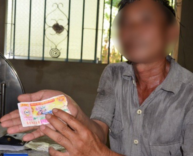 Ông S mua vé số một phần muốn ủng hộ người bán vé số, một phần muốn thử vận may của bản thân.