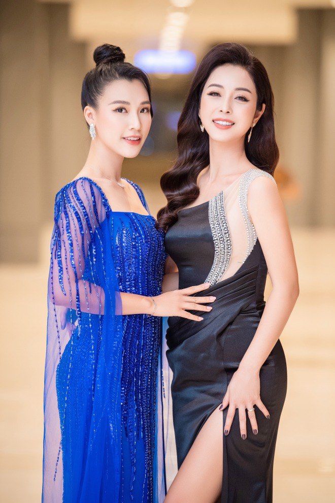 2 nàng Hậu còn có màn đọ dáng mười phân vẹn mười.