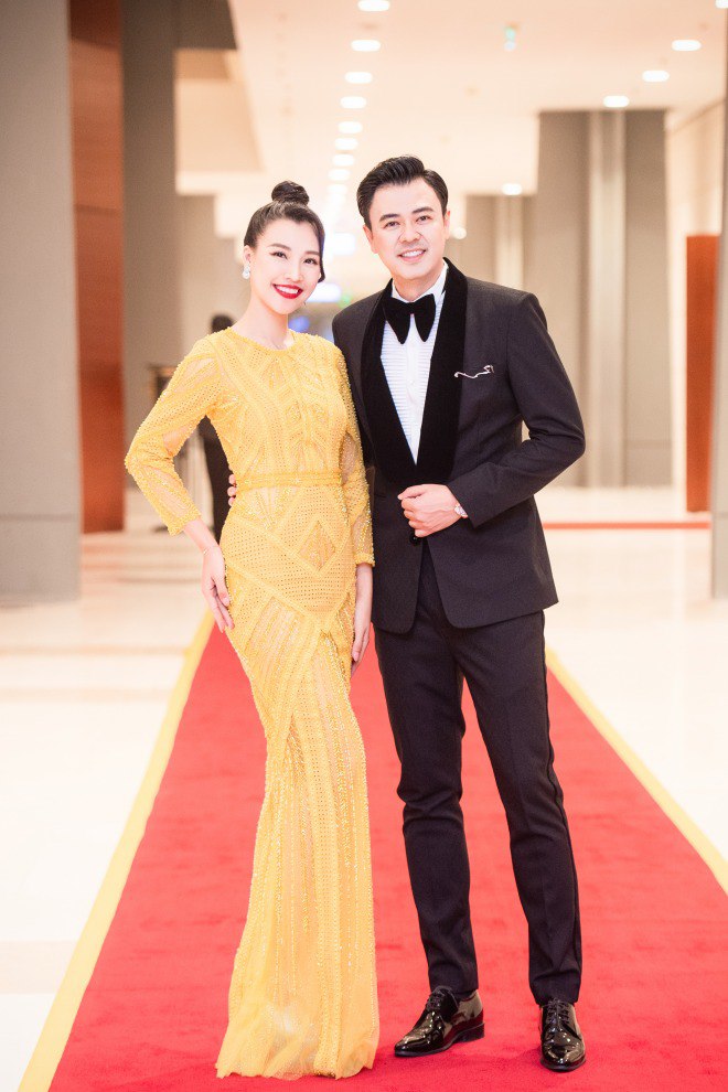 Hoàng Oanh tham gia sự kiện với vai trò là người dẫn chương trình cùng MC Tuấn Tú.