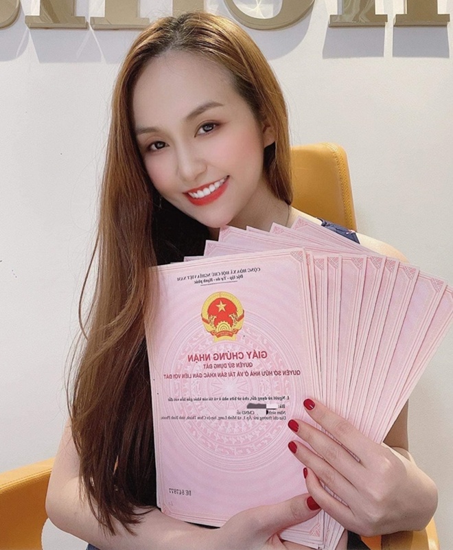 Tuấn Hưng còn đăng tải hình ảnh bà xã cầm xấp sổ đỏ dày đồng thời tiết lộ chưa có ý định dừng mua bất động sản.