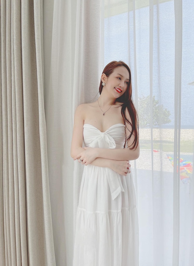 Hương Baby vẫn giữ được sắc vóc tươi trẻ, thon gọn dù đã có 3 con.