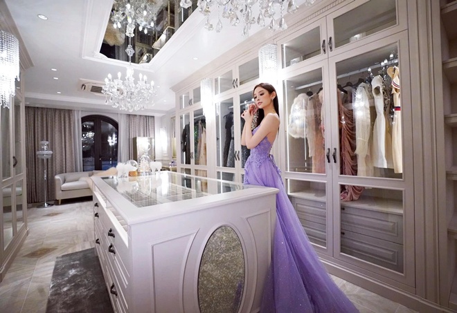 Cô có cuộc sống như bà hoàng trong trong căn biệt thự sang chảnh.
