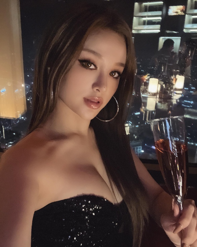 Có 3 con nhưng Huyền Baby vẫn giữ được vẻ ngoài trẻ trung, tươi tắn và gợi cảm.