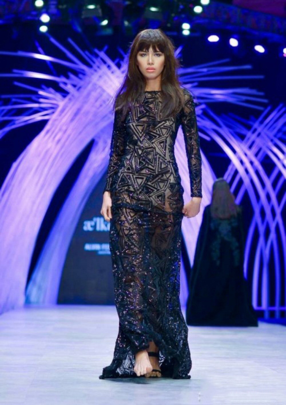 Goosebumps on how to handle the catwalk incident of veteran long legs, Vu Thu Phuong covered it up in a split second - 6