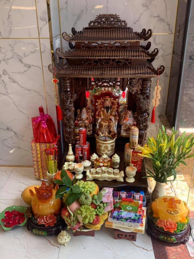 In an apartment building an altar to the God of Fortune, you should note this point for good luck and good business - 4