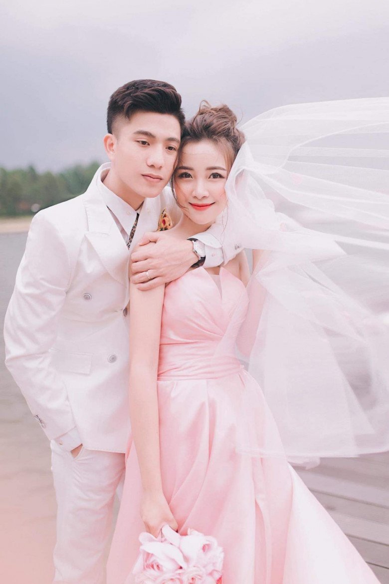 Giving birth 2 months, hotgirl from Nghe amp;#34;drop in shapeamp;#34;  After all, player Phan Van Duc immediately flattered his wife - 1