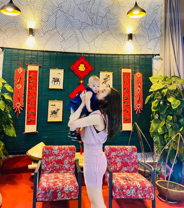 Giving birth to a 2-month-old baby, hotgirl of Nghe An amp;#34;dropping her bodyamp;#34;  After all, player Phan Van Duc immediately flattered his wife - 12