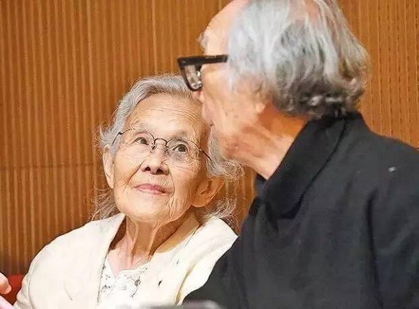Together for more than 60 years, still as passionate as when they were young, the old couple shares the secret - 2