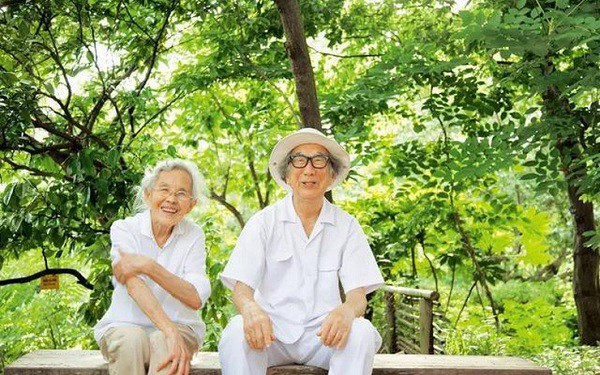 Together for more than 60 years, still as passionate as when they were young, the old couple shares the secret - 1