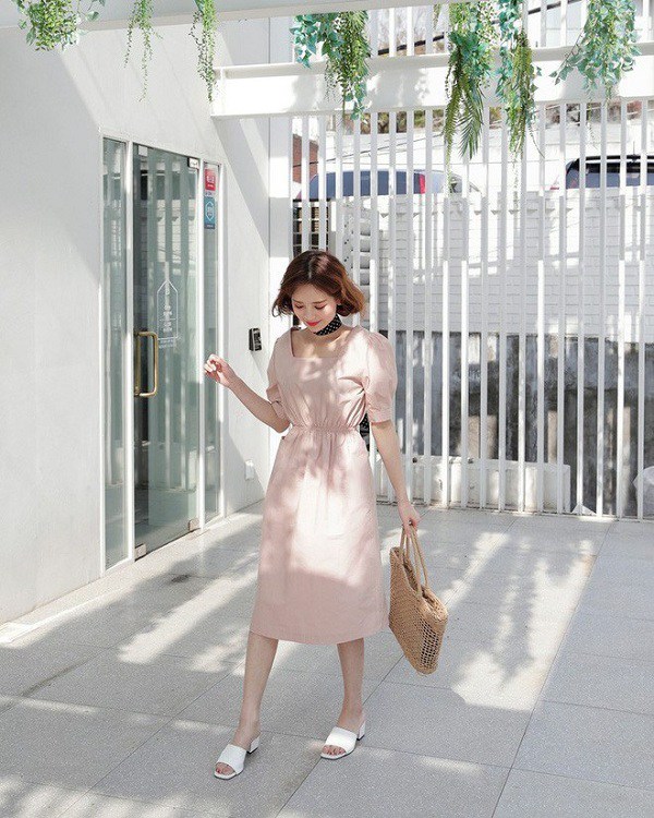 This is the type of dress that every summer connoisseur wears, it's both cool and pretty - 2