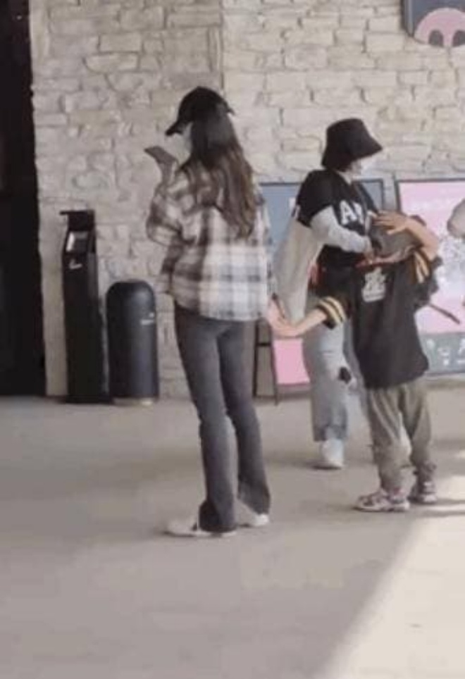 Angelababy đưa con trai đi chơi giữa lúc chồng cũ dính ồn ào.