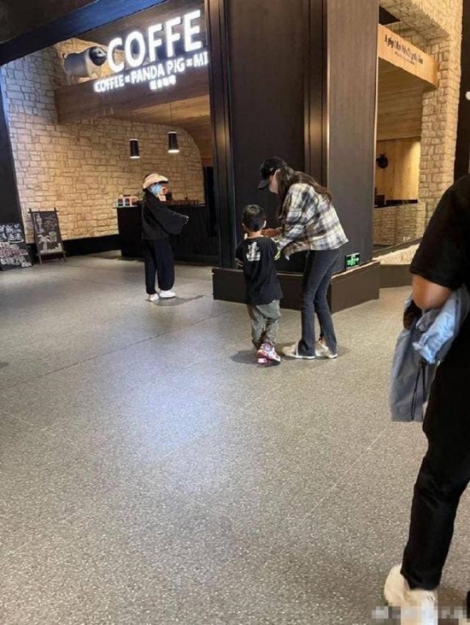 Angelababy rất ân cần với con trai dù cậu nhóc khá nghịch ngợm.