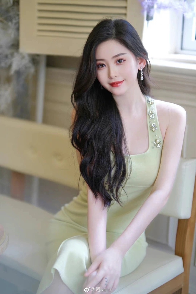 Diệp Kha là người đẹp có tiếng trên mạng.