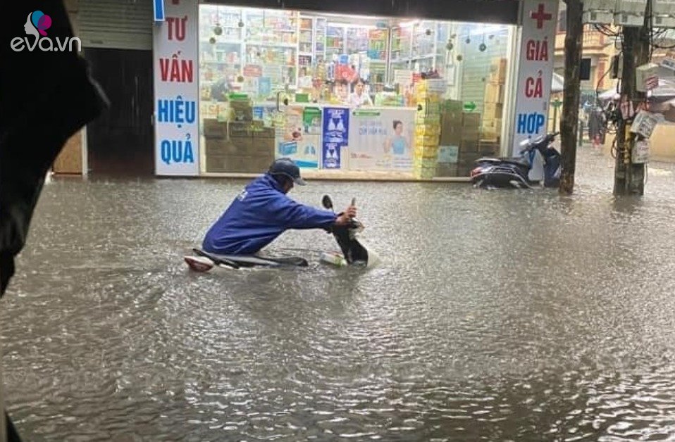 Street turns into “river” after pouring rain in Hanoi