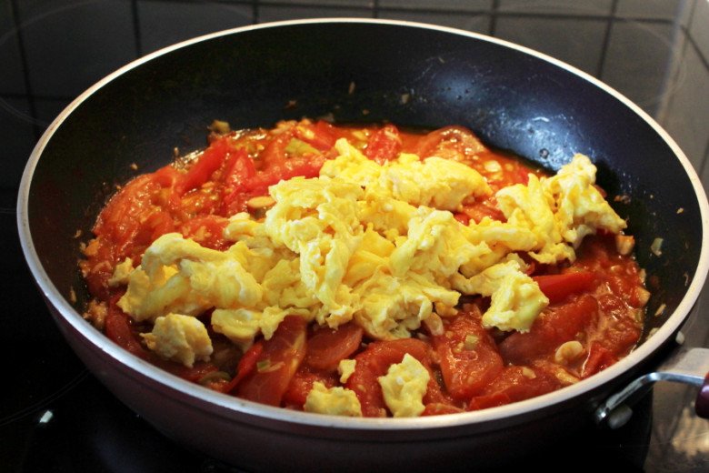 Make tomato scrambled eggs, put eggs or tomatoes first, many people do it wrong so it's not delicious - 6