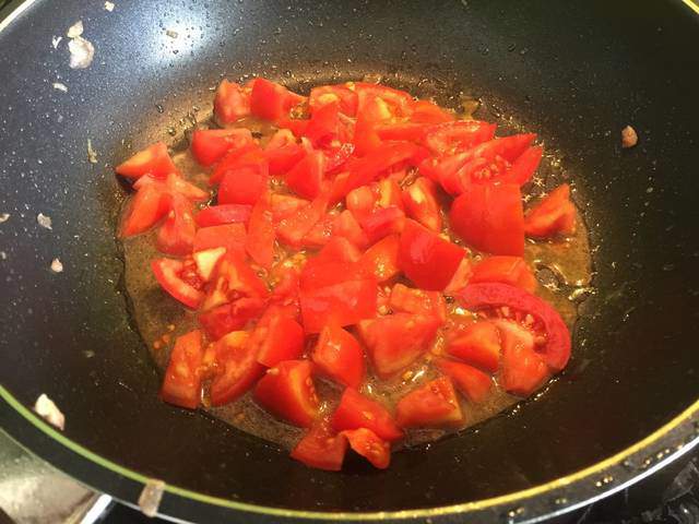 Make tomato scrambled eggs, put eggs or tomatoes in first, many people do it wrong so it's not delicious - 5