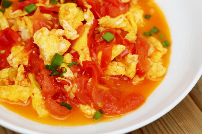 Make tomato scrambled eggs, put eggs or tomatoes in first, many people do it wrong so it's not delicious - 7