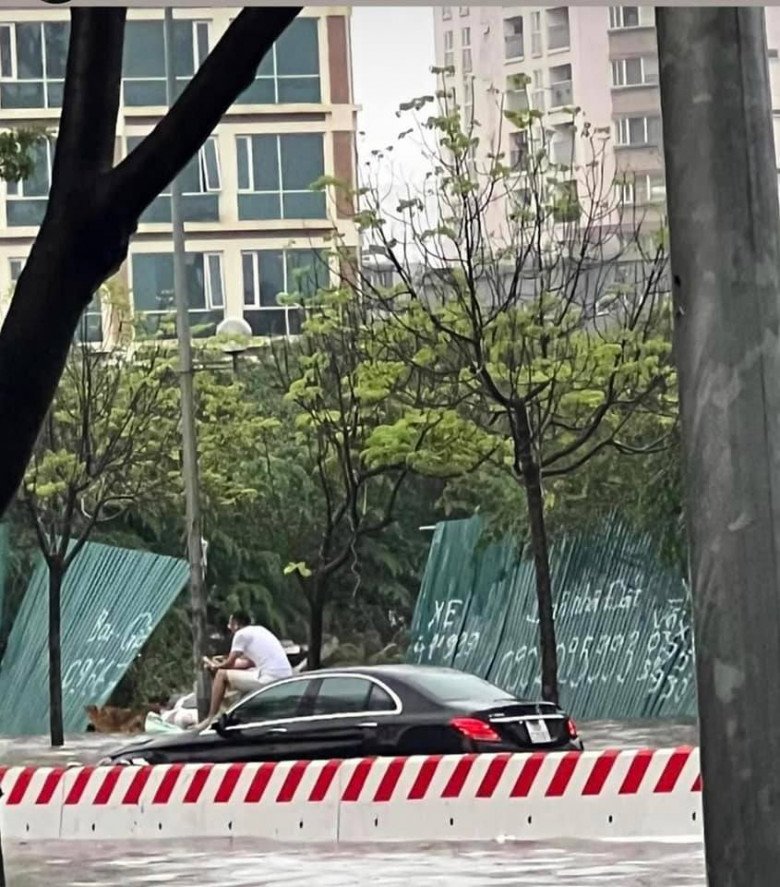 Tài xế xe Mercedes nằm trên nắp capo lướt điện thoại amp;#34; giữa biển nước mênh mông, CĐM bình luận hài hước - 2