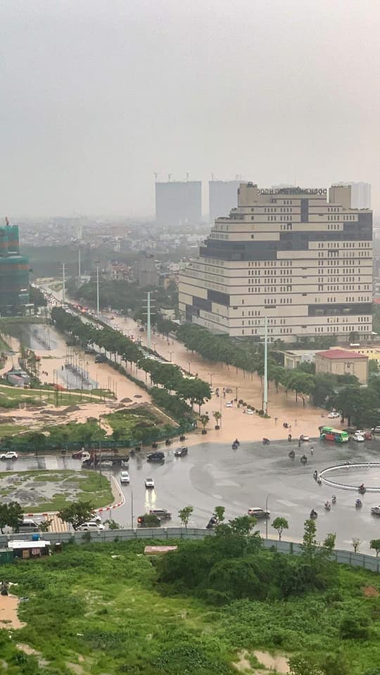 Đường Châu Văn Liêm, Nam Từ Liêm, Hà Nội ngập úng cả một tuyến đường. (Ảnh: Ngô Đình Cường)