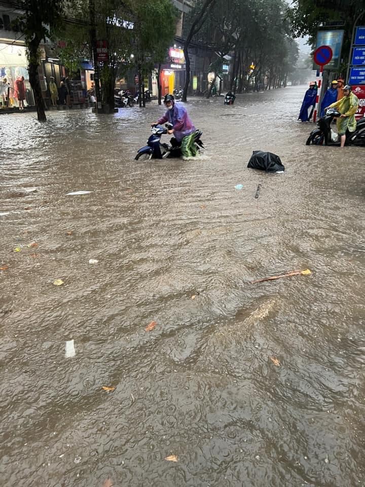 Phố Nguyễn Tuân, quận Thanh Xuân ngập sâu khiến một số xe mô tô bị chết máy