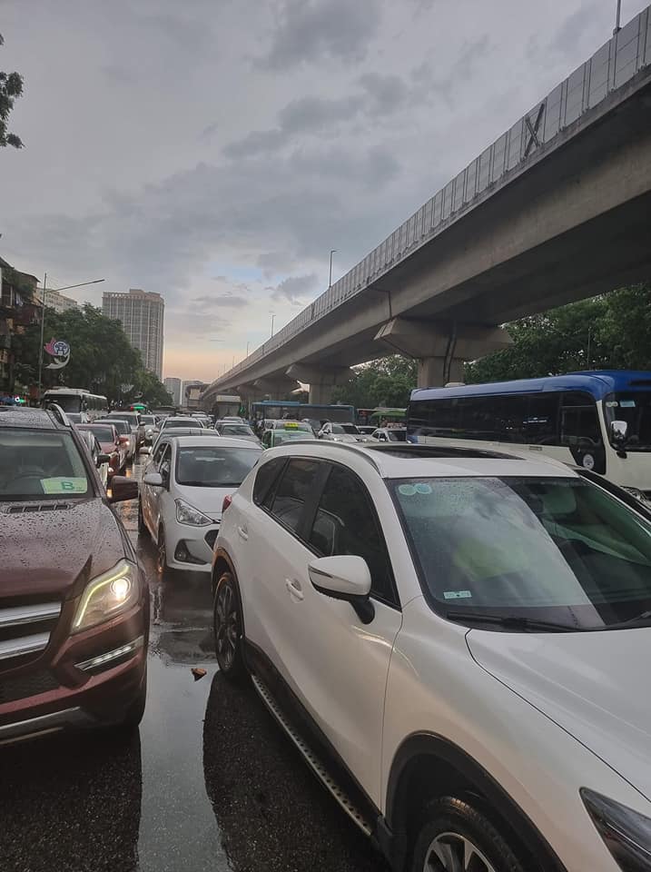 Đường Nguyễn Trãi xuất hiện tình trạng ùn, tắc