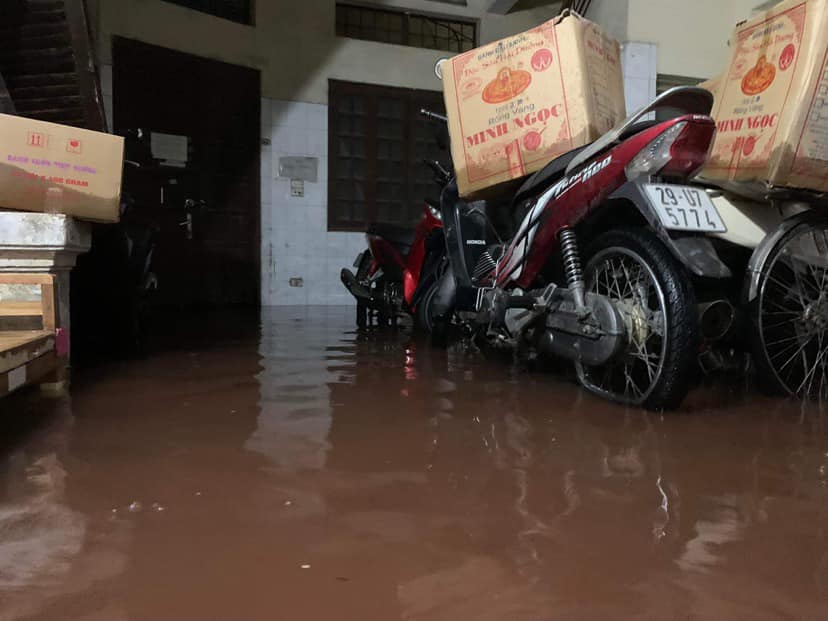 Phố biến thành “sông” sau cơn mưa như trút nước ở Hà Nội - 19