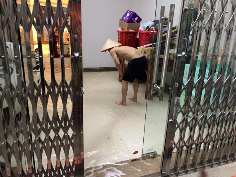 Ngõ 266 phố Đội Cấn (Ba Đình, Hà Nội) mưa lớn khiến nước tràn cả vào trong nhà