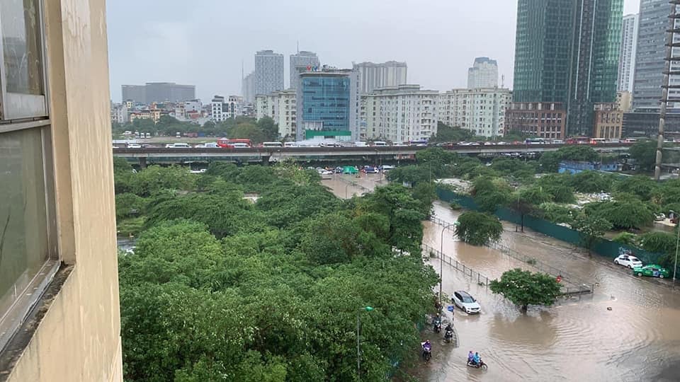 Vành đai 3 giao với Phạm Hùng hướng đi Cầu Giấy đường ngập sâu không di chuyển được