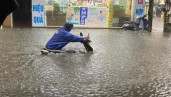 Phố biến thành “sông” sau cơn mưa như trút nước ở Hà Nội