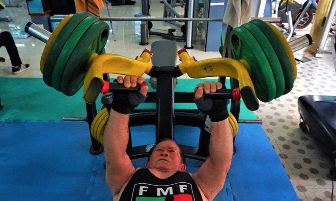  Ông Chắc dù đã nhiều tuổi song vẫn đam mê tập gym. (Ảnh: Bảo Kỳ)