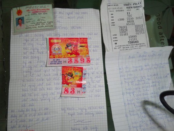 Tờ vé số bị rách làm đôi.