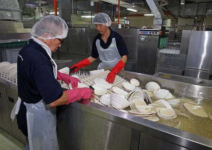Công việc rửa bát không hút người làm vì vất vả (Ảnh minh họa).