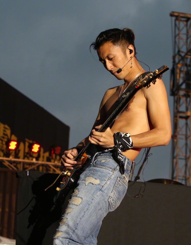 42 years old, Nicholas Tse claims to be old but still makes fans dumbfounded when he takes off his shirt - 3