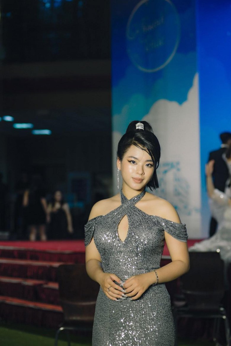 The chubby girl who competed in the Vietnamese voice contest, now suddenly becomes unrecognizable, the most popular in school - 4