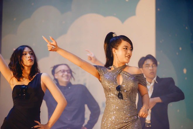 The chubby girl who competed in the Vietnamese voice contest suddenly became unrecognizable, the most popular in school - 6