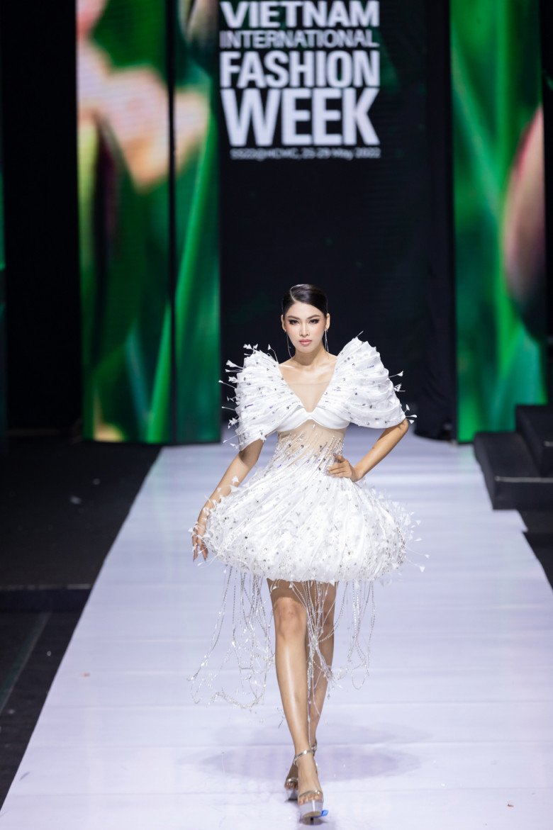 H'Hen Niê removed the usual friendly image, wearing a golden wedding dress, striding her way to show off her beauty on the catwalk - 9