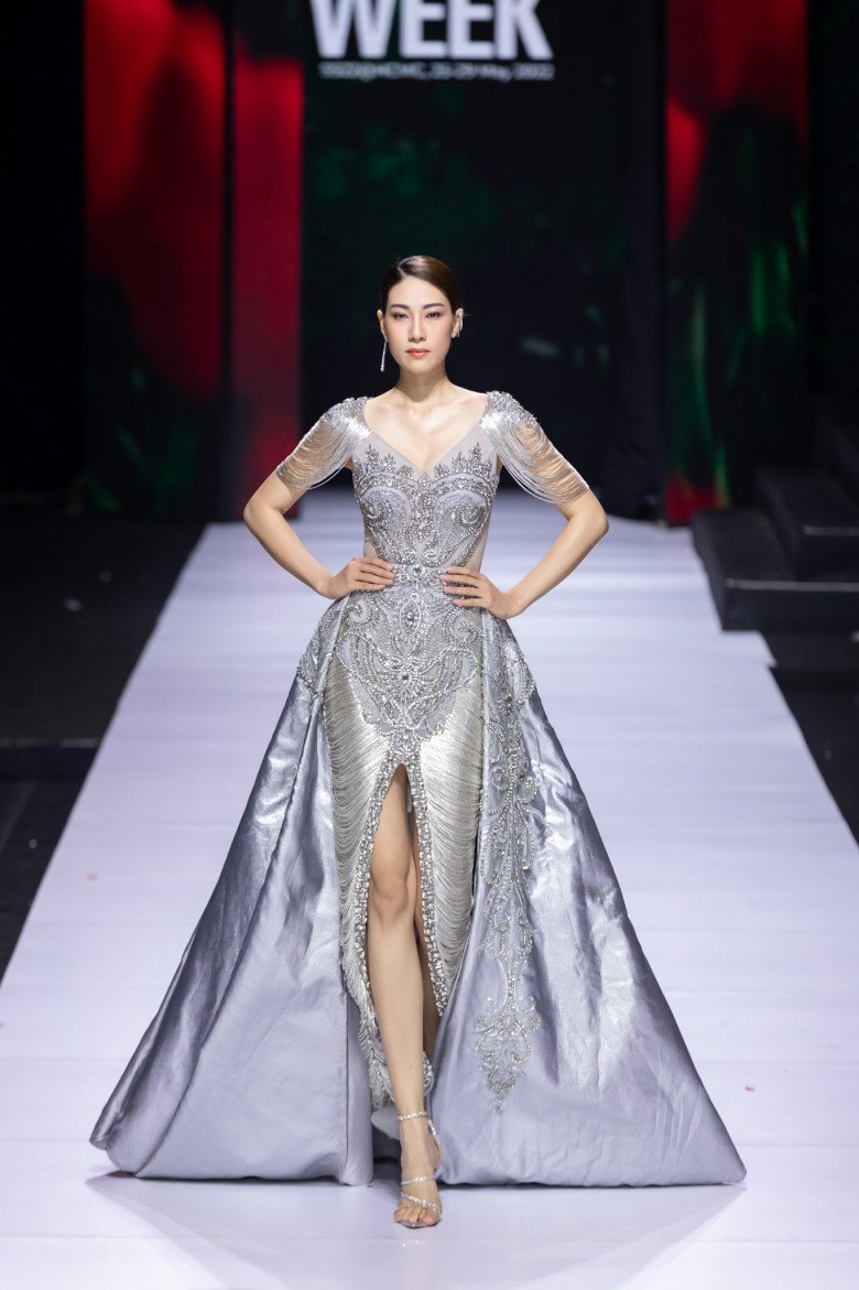 H'Hen Niê removed the usual friendly image, wearing a golden wedding dress, striding her way to show off her beauty on the catwalk - 13