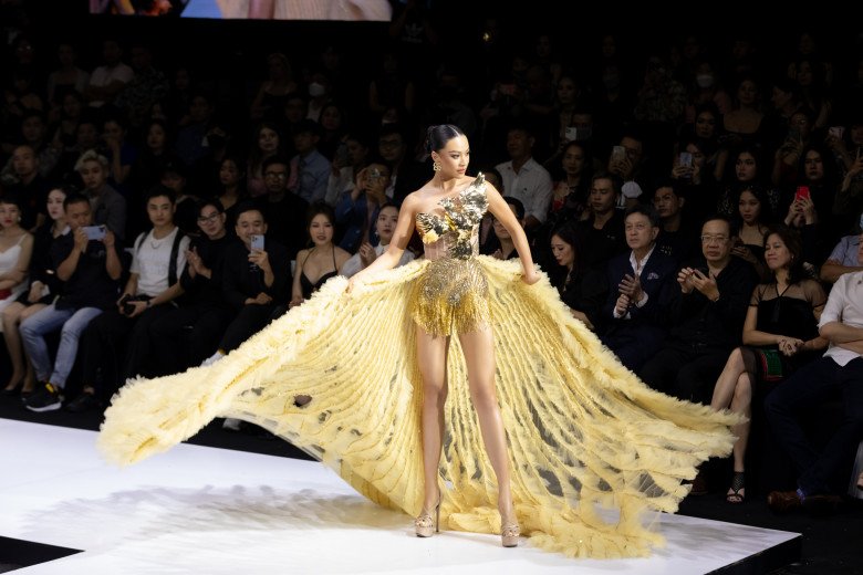 H'Hen Niê removed her usual friendly image, wearing a golden wedding dress, striding her way to show off her beauty on the catwalk - 7